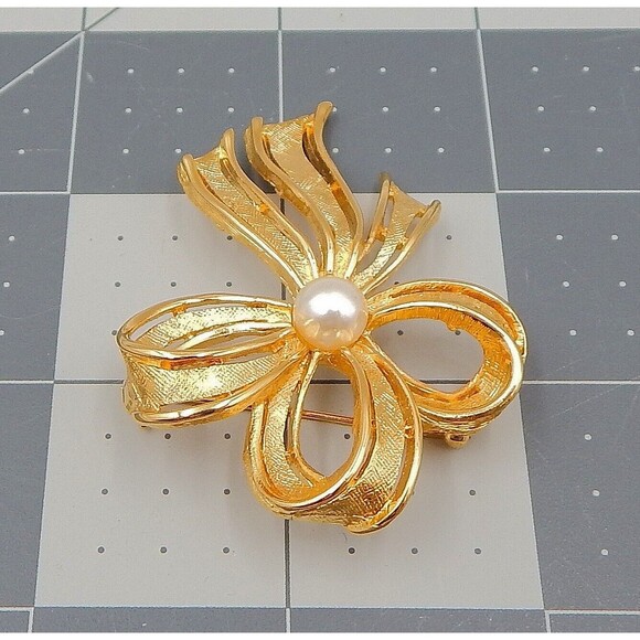 Napier Gold Tone Textured Open Outline Ribbon Bow Costume Brooch Faux Pearl - Picture 4 of 5